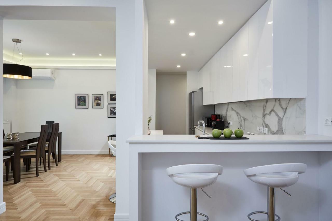 Luxurious Spacious Apt Next To Hilton Hotel Athens Exterior photo